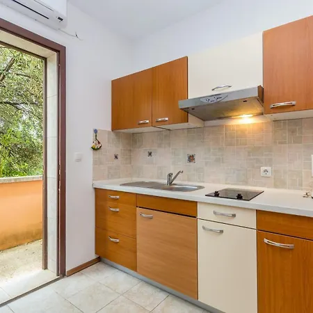 House Alexandra In In A Quiet Location On Losinj Island Pensión Nerezine