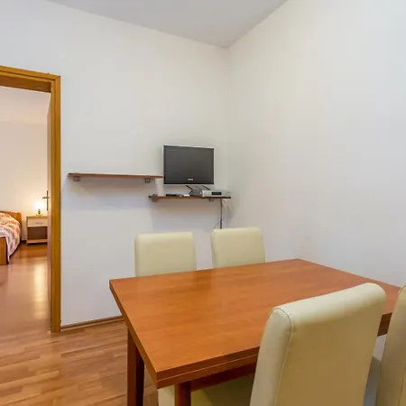 House Alexandra In In A Quiet Location On Losinj Island Pensión