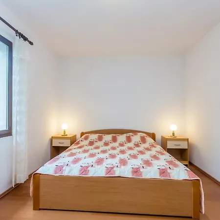 House Alexandra In In A Quiet Location On Losinj Island Pensión